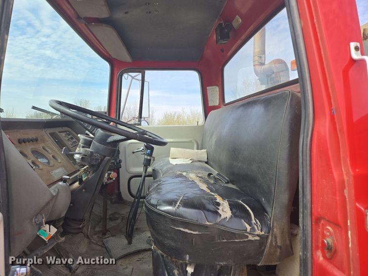 image for item NV9836 1974 Ford LN900 tow truck