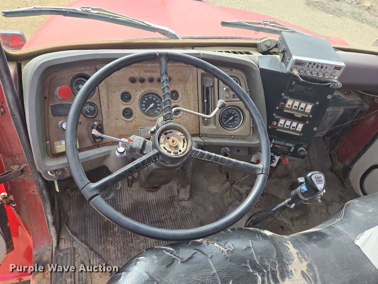 image for item NV9836 1974 Ford LN900 tow truck