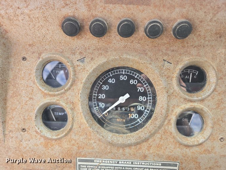 image for item NV9836 1974 Ford LN900 tow truck