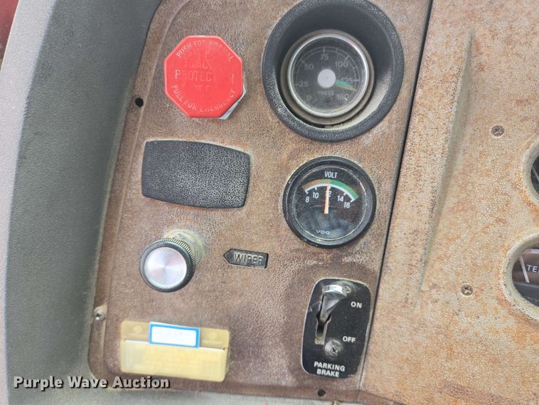 image for item NV9836 1974 Ford LN900 tow truck