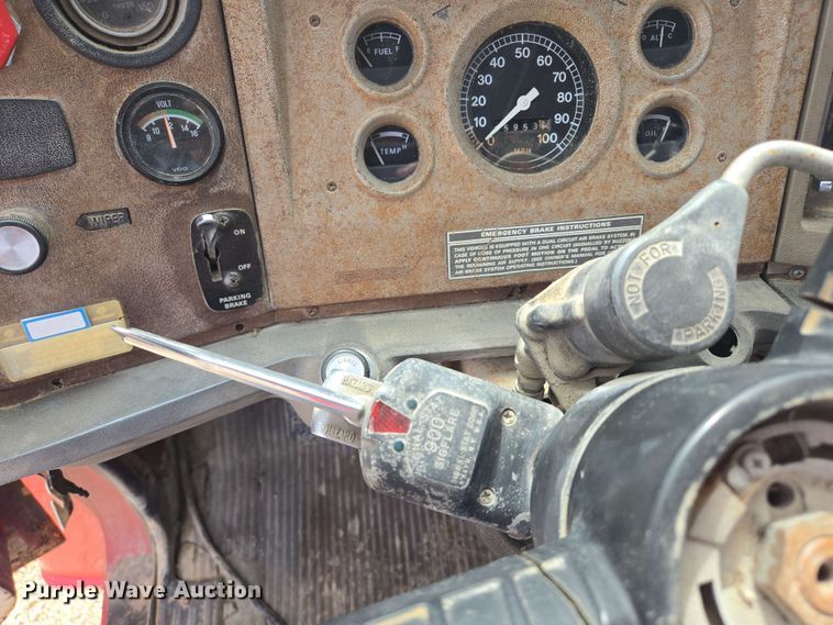 image for item NV9836 1974 Ford LN900 tow truck