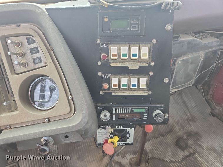 image for item NV9836 1974 Ford LN900 tow truck