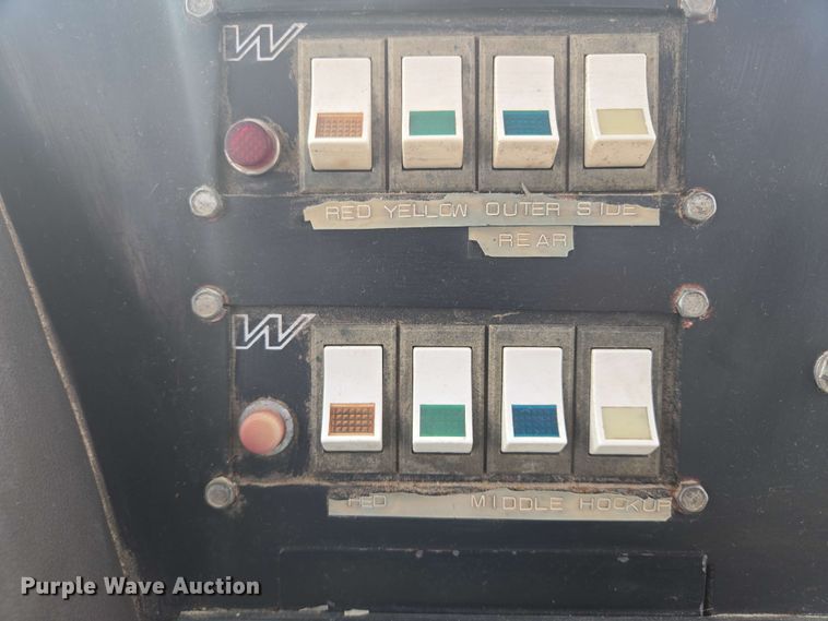 image for item NV9836 1974 Ford LN900 tow truck