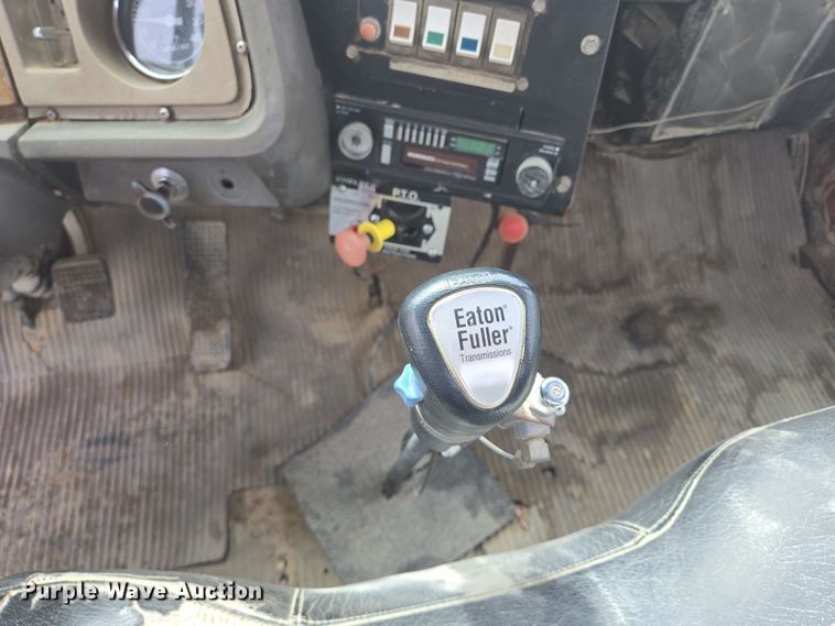 image for item NV9836 1974 Ford LN900 tow truck