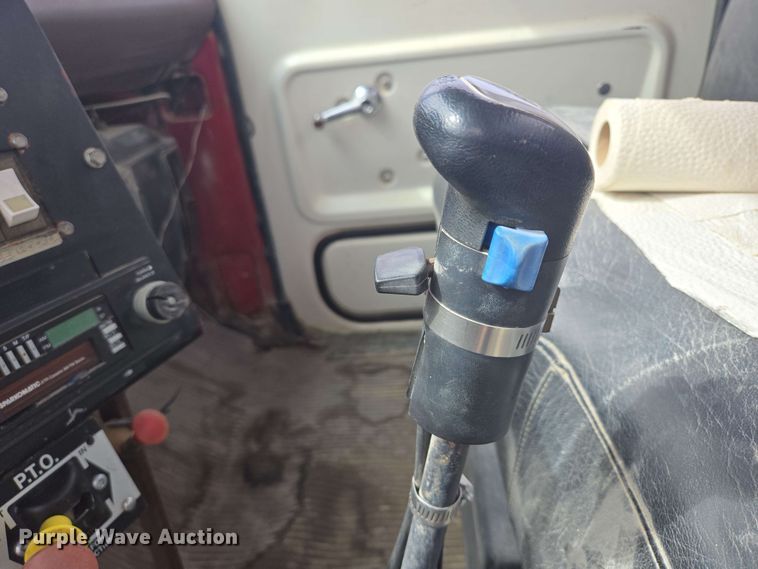 image for item NV9836 1974 Ford LN900 tow truck