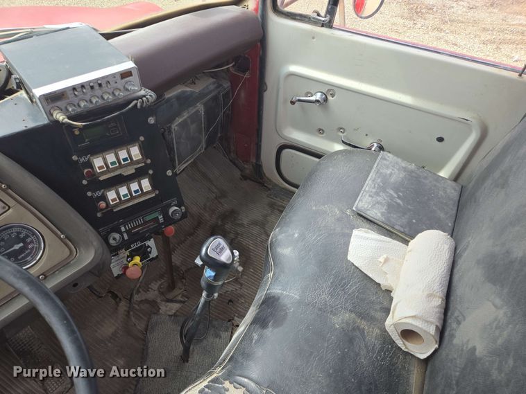 image for item NV9836 1974 Ford LN900 tow truck