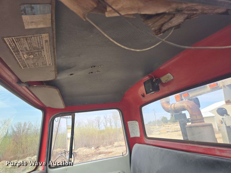 image for item NV9836 1974 Ford LN900 tow truck