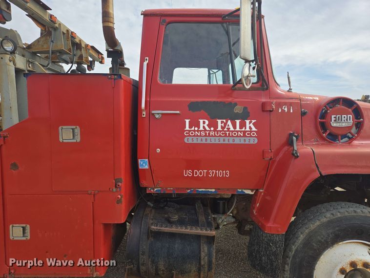 image for item NV9836 1974 Ford LN900 tow truck