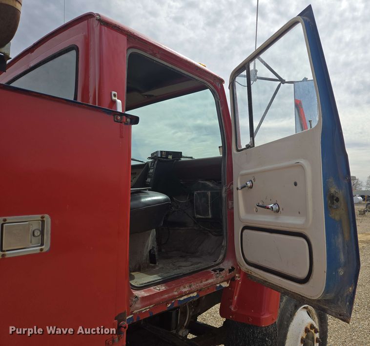 image for item NV9836 1974 Ford LN900 tow truck