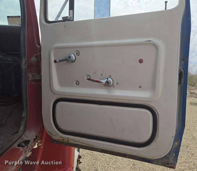 image for item NV9836 1974 Ford LN900 tow truck