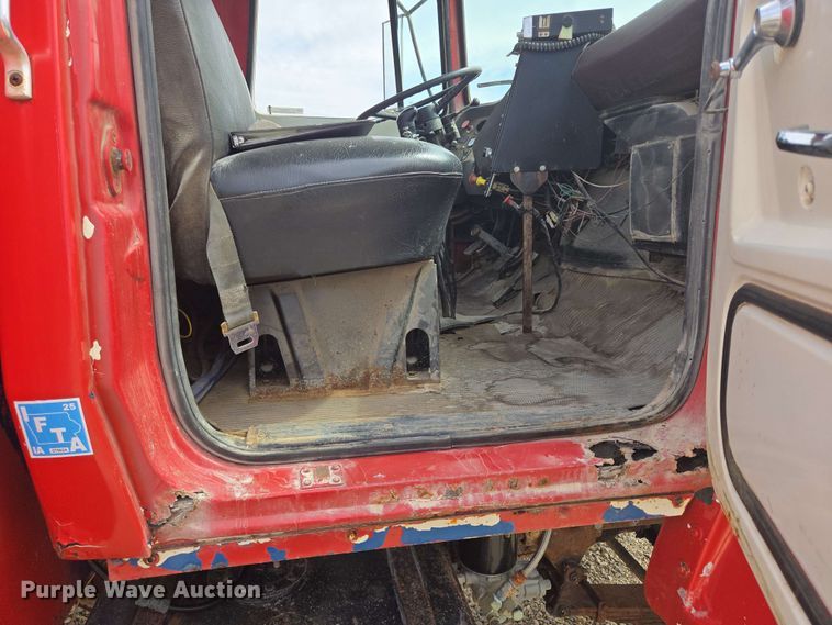 image for item NV9836 1974 Ford LN900 tow truck