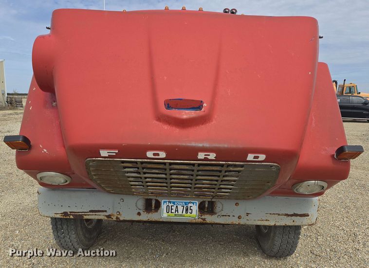 image for item NV9836 1974 Ford LN900 tow truck