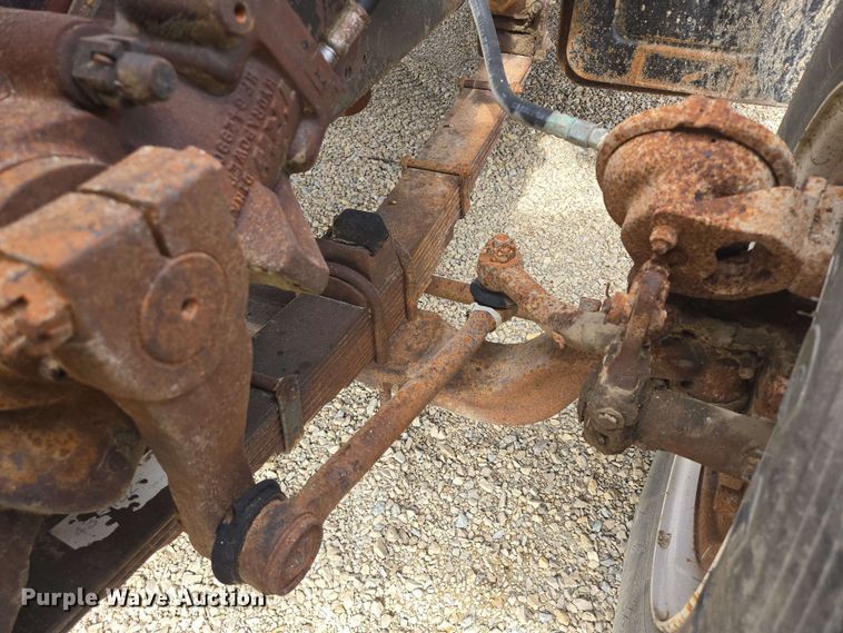 image for item NV9836 1974 Ford LN900 tow truck