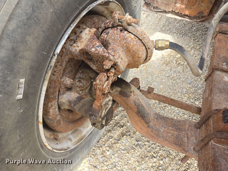 image for item NV9836 1974 Ford LN900 tow truck