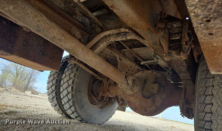 image for item NV9836 1974 Ford LN900 tow truck