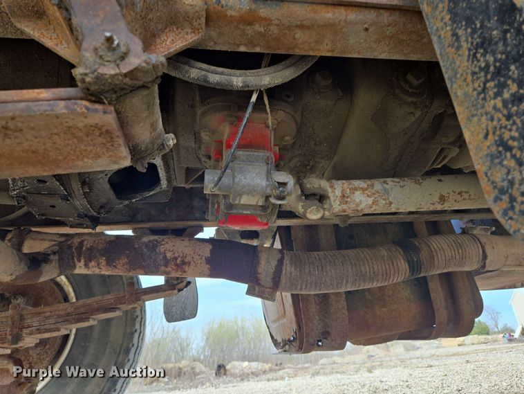 image for item NV9836 1974 Ford LN900 tow truck