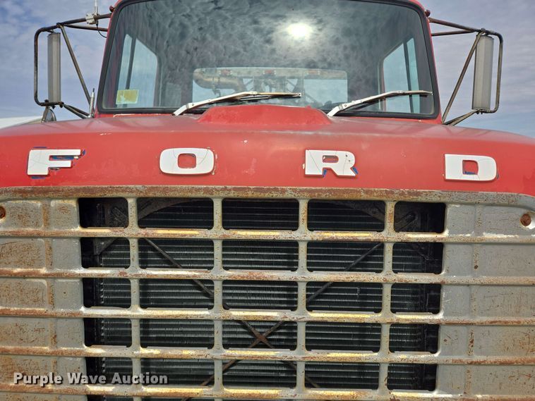 image for item NV9836 1974 Ford LN900 tow truck