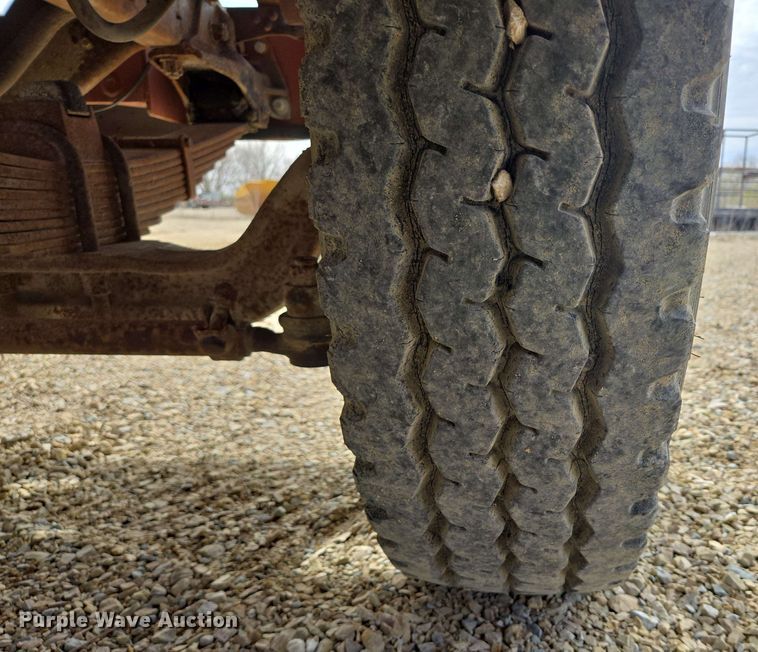 image for item NV9836 1974 Ford LN900 tow truck