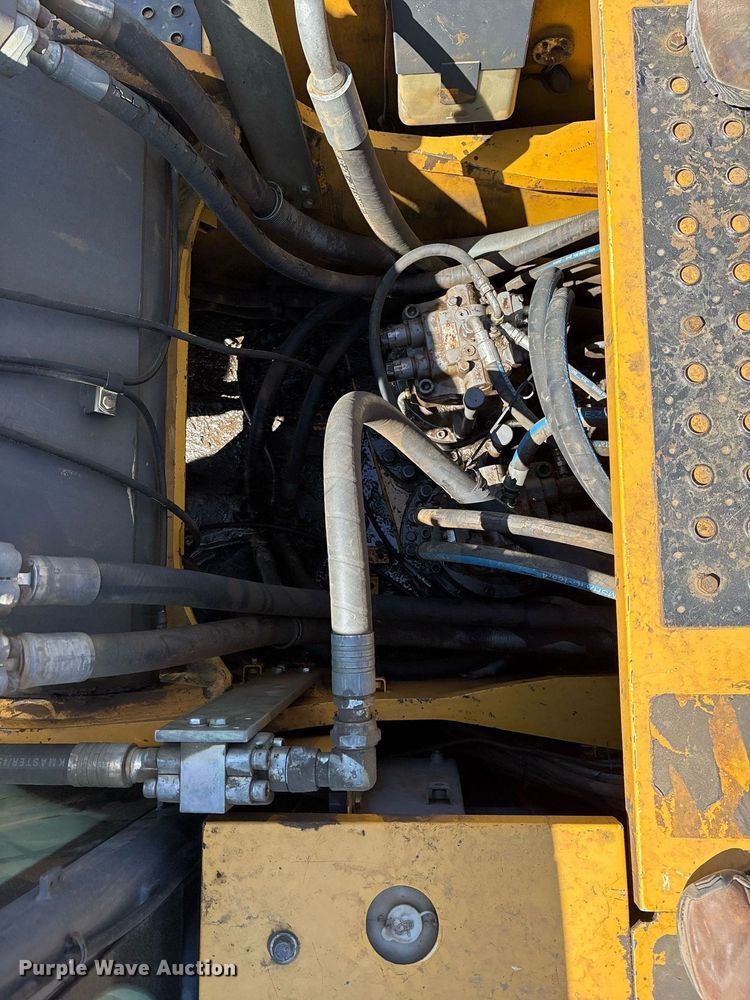 image for item OB9648 2016 John Deere 470G LC excavator