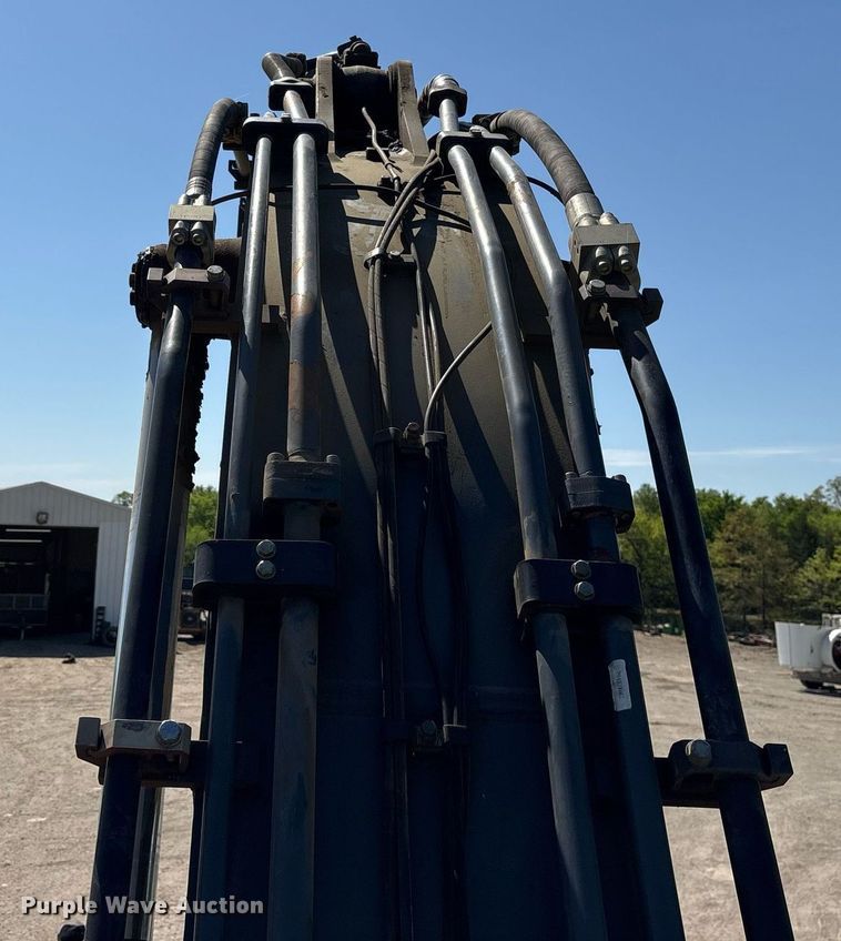 image for item OB9648 2016 John Deere 470G LC excavator