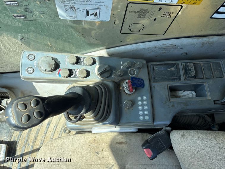 image for item OB9648 2016 John Deere 470G LC excavator