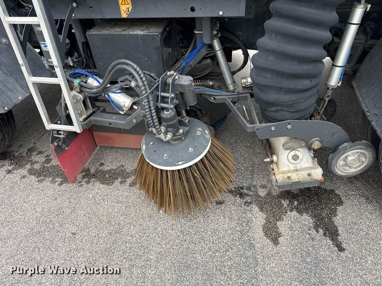 image for item DH9927 2007 Freightliner FC80 street sweeper truck