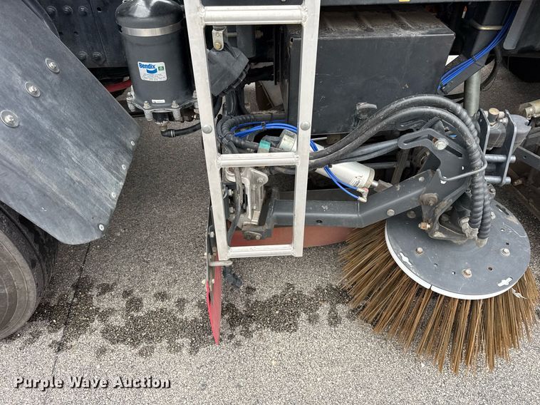 image for item DH9927 2007 Freightliner FC80 street sweeper truck