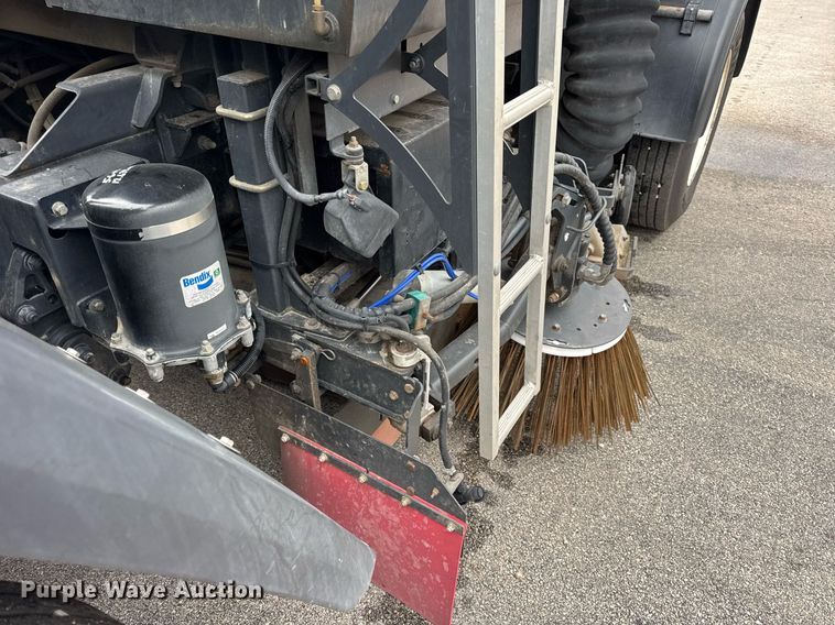 image for item DH9927 2007 Freightliner FC80 street sweeper truck