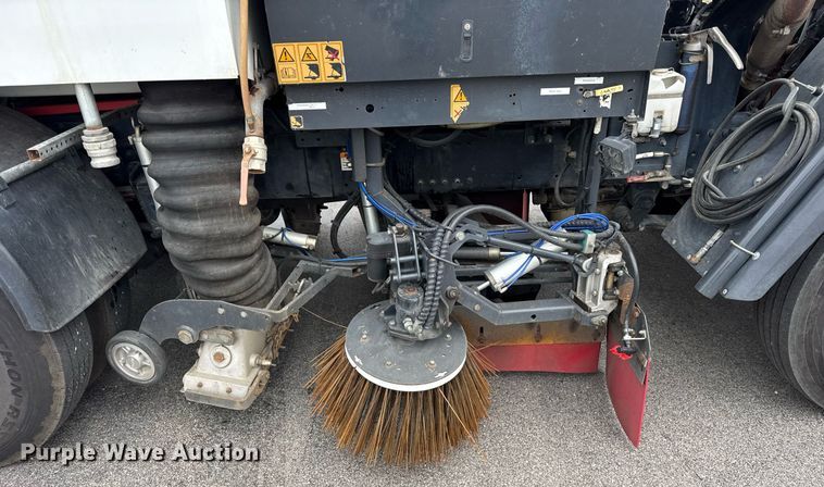 image for item DH9927 2007 Freightliner FC80 street sweeper truck