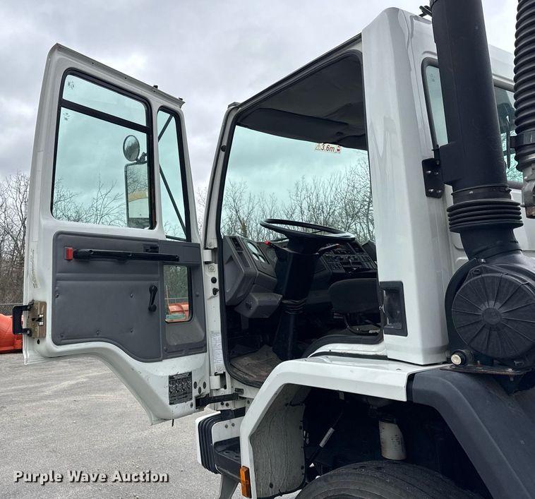 image for item DH9927 2007 Freightliner FC80 street sweeper truck