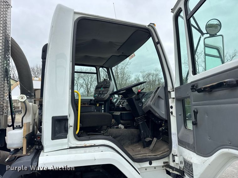 image for item DH9927 2007 Freightliner FC80 street sweeper truck