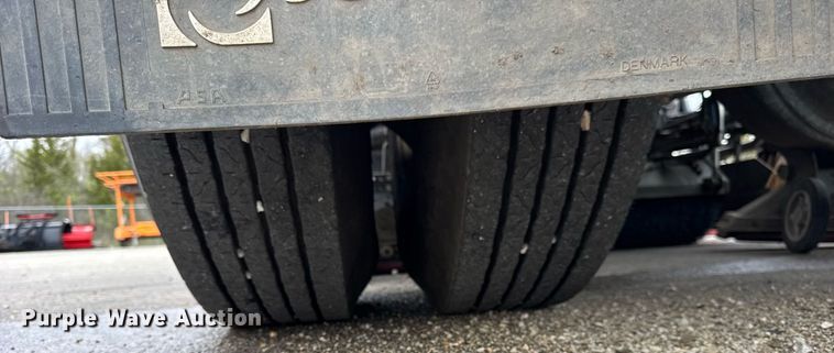 image for item DH9927 2007 Freightliner FC80 street sweeper truck