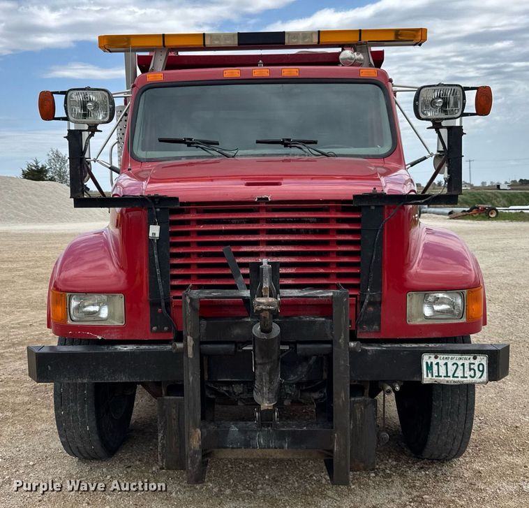 image for item DH9929 1999 International F4900 dump truck