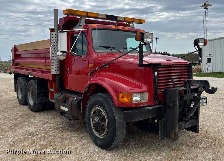 image for item DH9929 1999 International F4900 dump truck