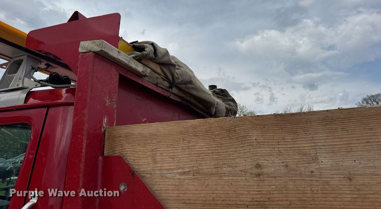 image for item DH9929 1999 International F4900 dump truck