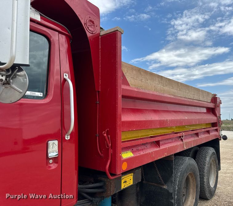 image for item DH9929 1999 International F4900 dump truck