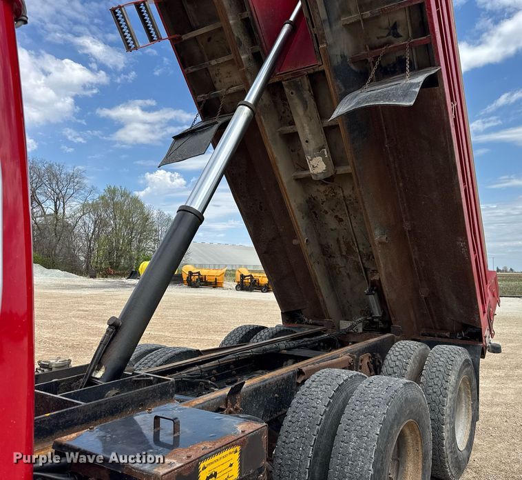 image for item DH9929 1999 International F4900 dump truck