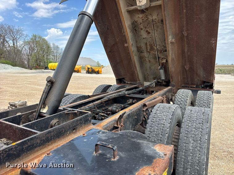 image for item DH9929 1999 International F4900 dump truck