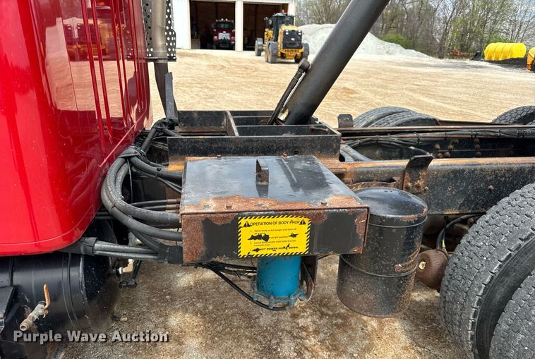 image for item DH9929 1999 International F4900 dump truck