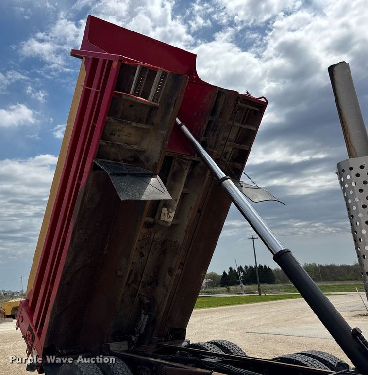 image for item DH9929 1999 International F4900 dump truck