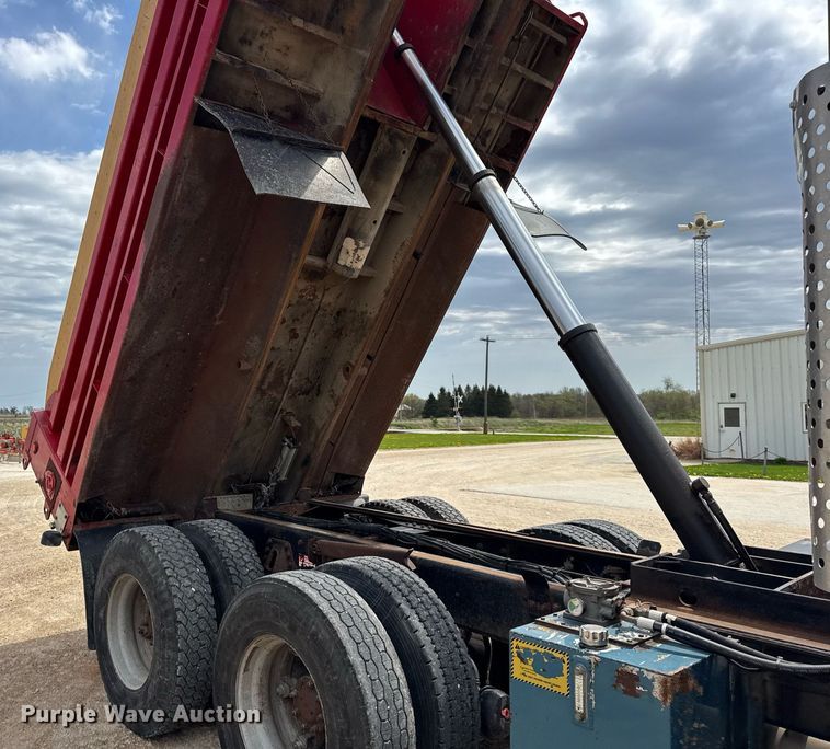 image for item DH9929 1999 International F4900 dump truck