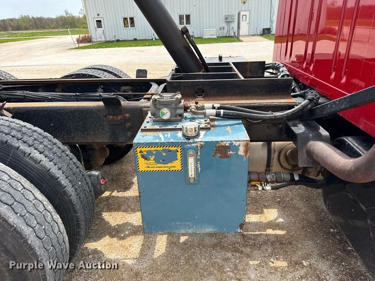 image for item DH9929 1999 International F4900 dump truck