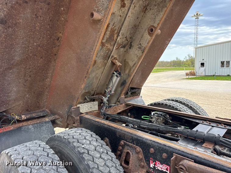 image for item DH9929 1999 International F4900 dump truck