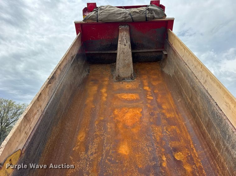 image for item DH9929 1999 International F4900 dump truck