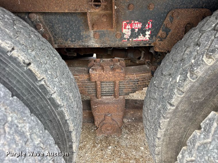image for item DH9929 1999 International F4900 dump truck
