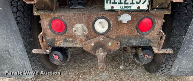 image for item DH9929 1999 International F4900 dump truck