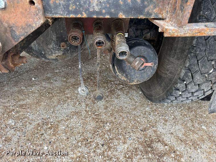 image for item DH9929 1999 International F4900 dump truck