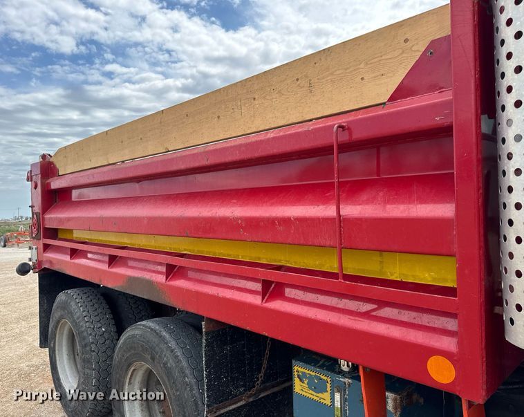 image for item DH9929 1999 International F4900 dump truck