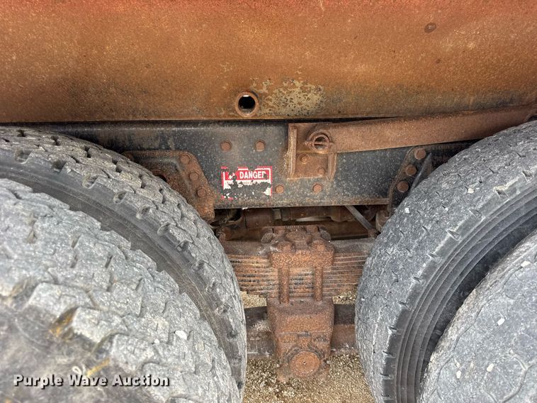 image for item DH9929 1999 International F4900 dump truck