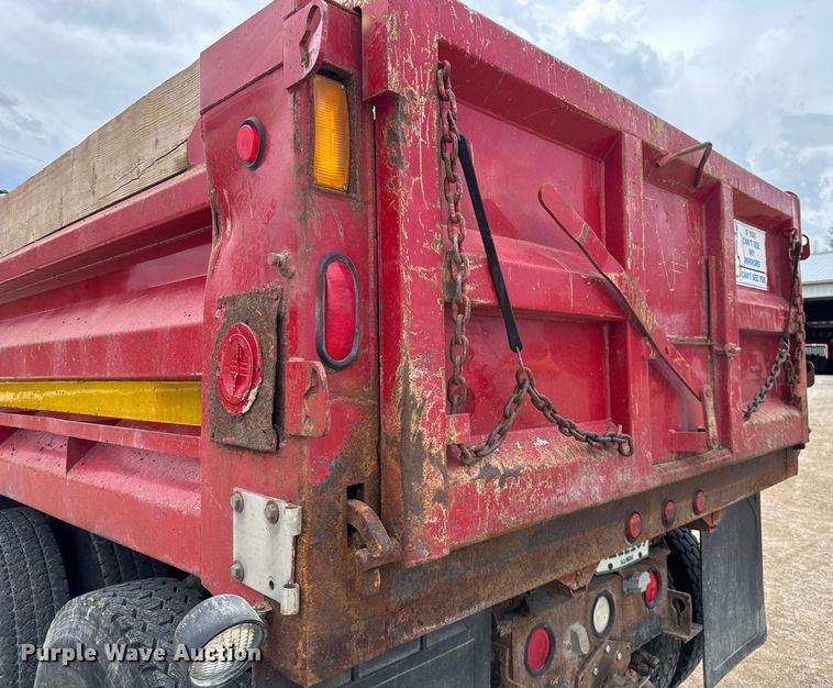image for item DH9929 1999 International F4900 dump truck